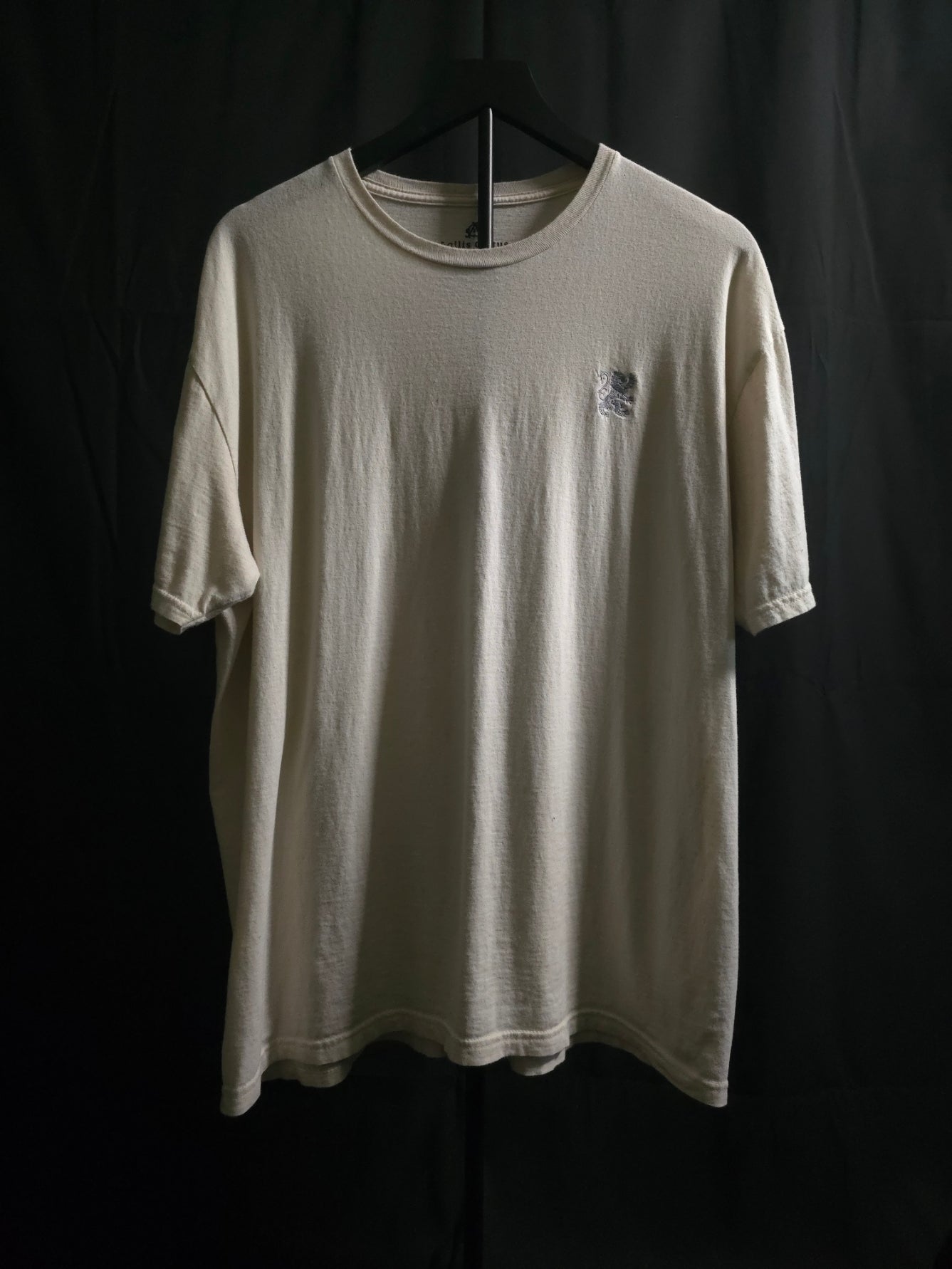 T-shirt essentiel — Lion brodé minimaliste décontracté