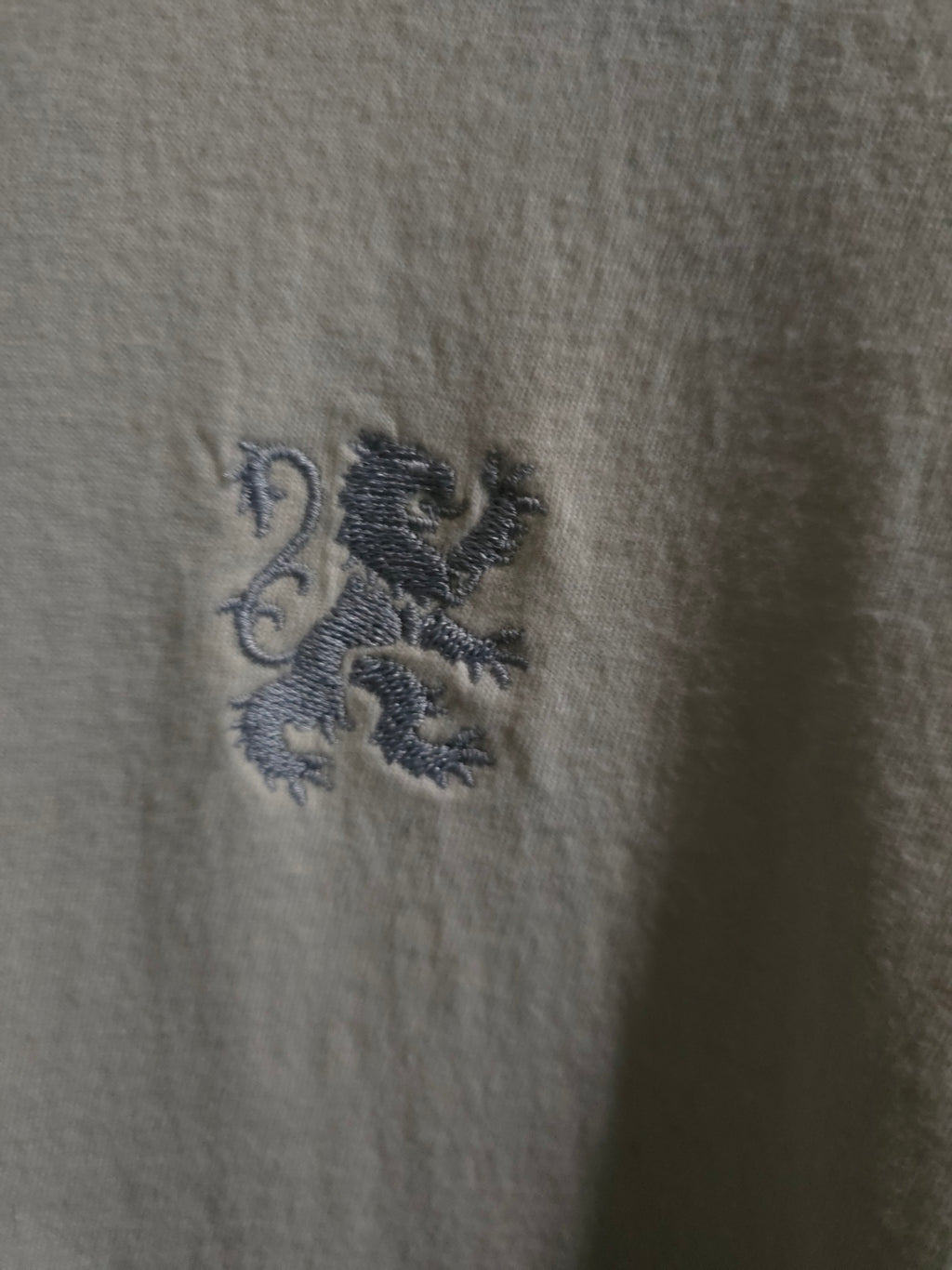 T-shirt essentiel — Lion brodé minimaliste décontracté