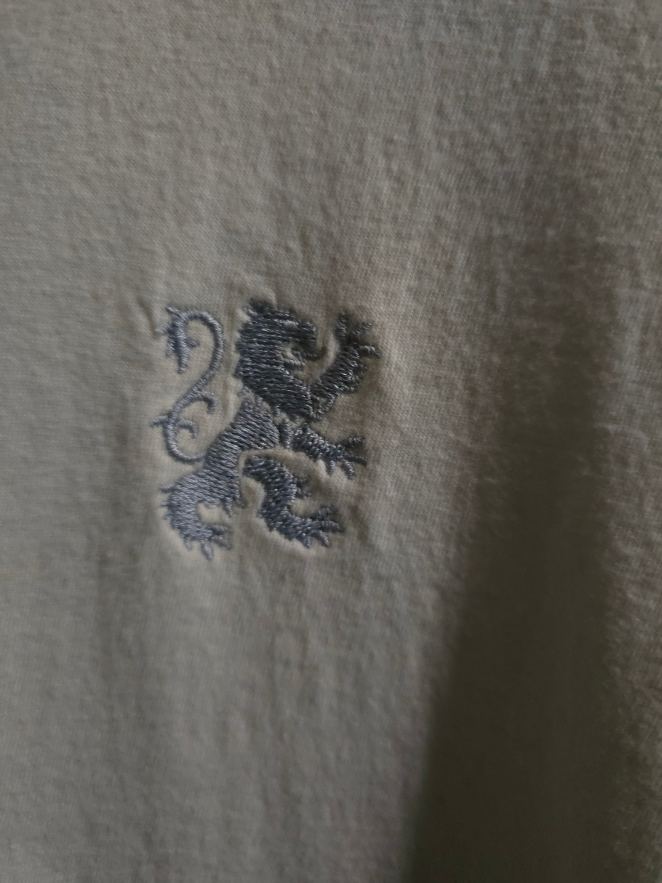 T-shirt essentiel — Lion brodé minimaliste décontracté