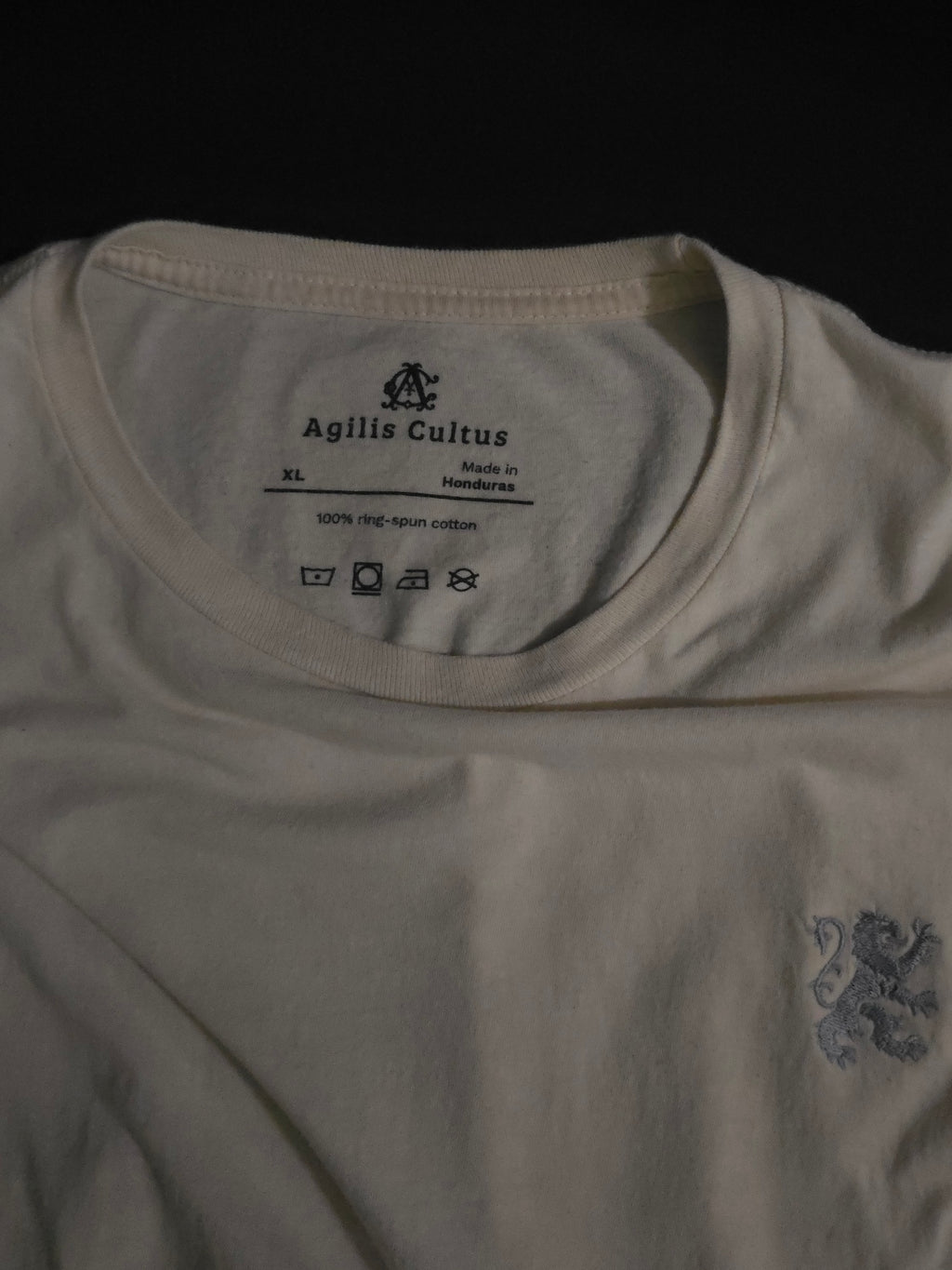 T-shirt essentiel — Lion brodé minimaliste décontracté